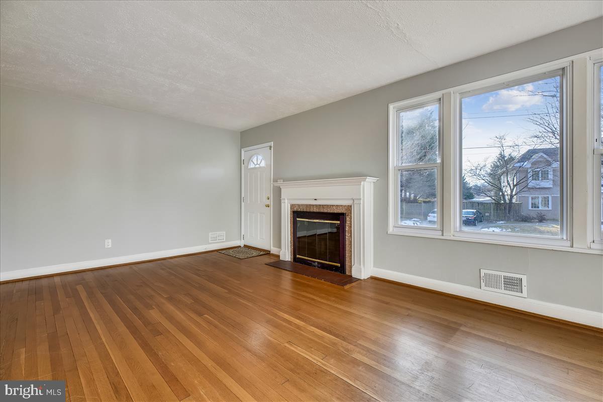 5023 Cushing Drive Kensington, MD 20895 - Photo 5 of 34 Living Room