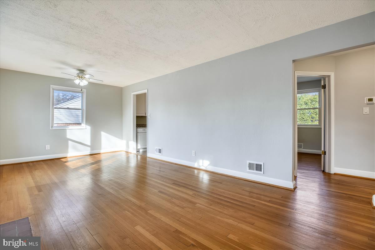 5023 Cushing Drive Kensington, MD 20895 - Photo 6 of 34 Living Room