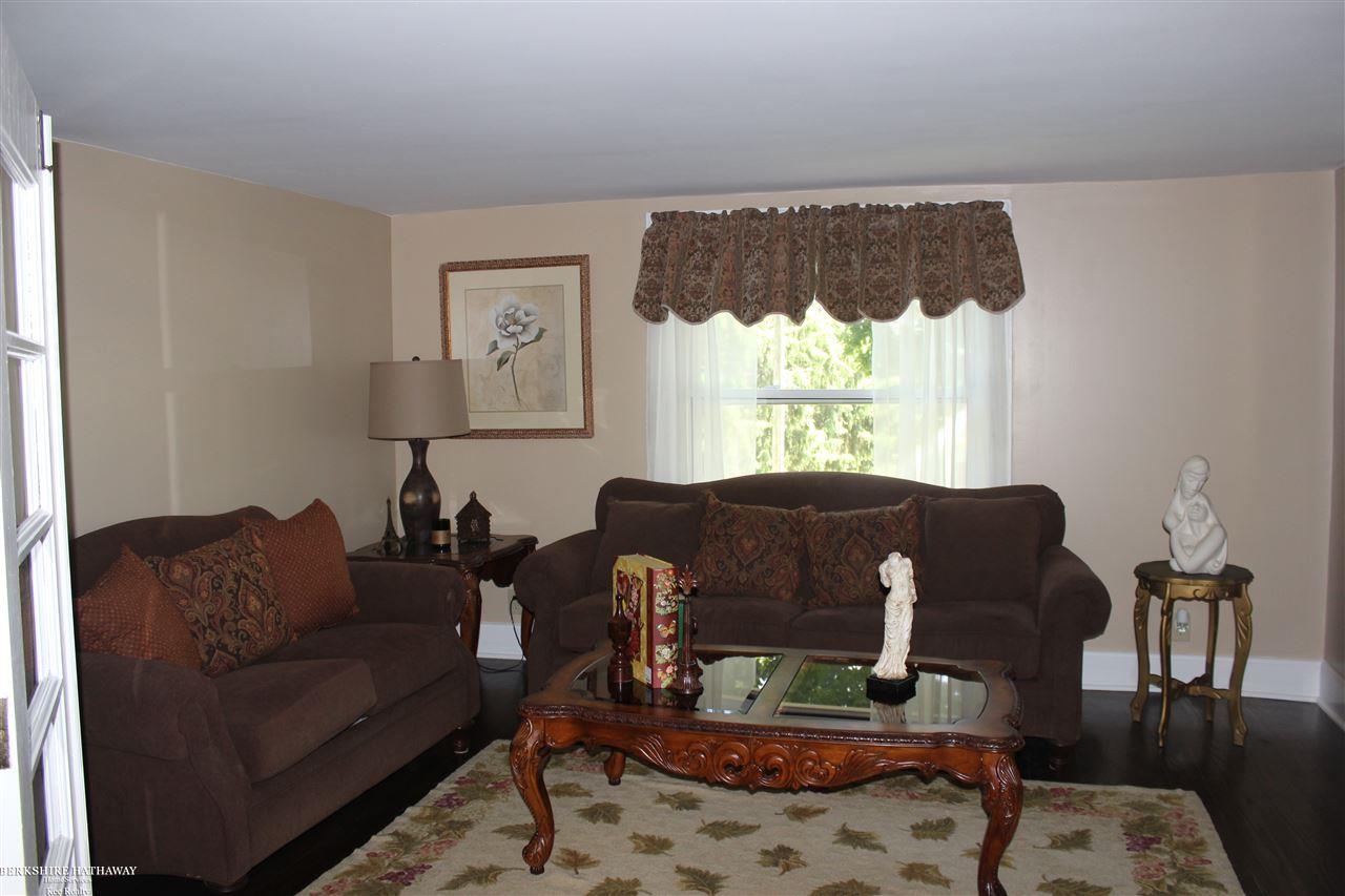 345 Prospect Street Romeo, MI 48065 - Photo 26 of 47 Living Room