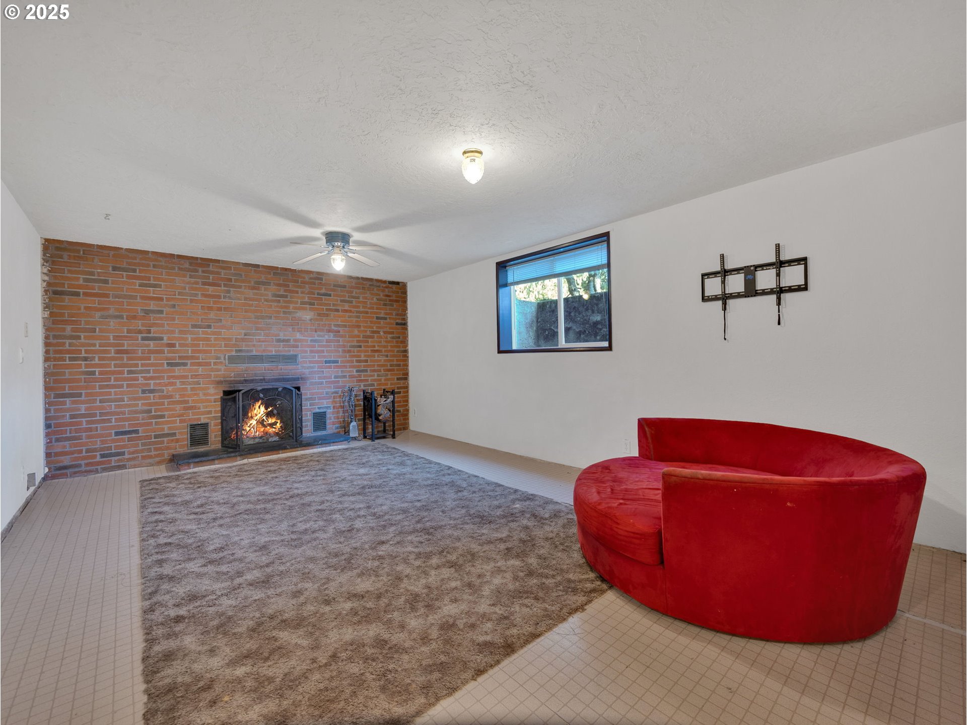 44434 Southeast Coalman Road Sandy, OR 97055 - Photo 36 of 48 a living room with furniture