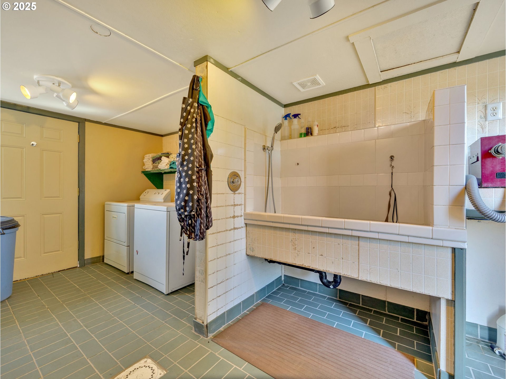 44434 Southeast Coalman Road Sandy, OR 97055 - Photo 46 of 48 a view of a utility room with closet