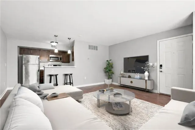 $169,900 | 435 West 9th Street, Unit 204, Kansas City, MO 64105