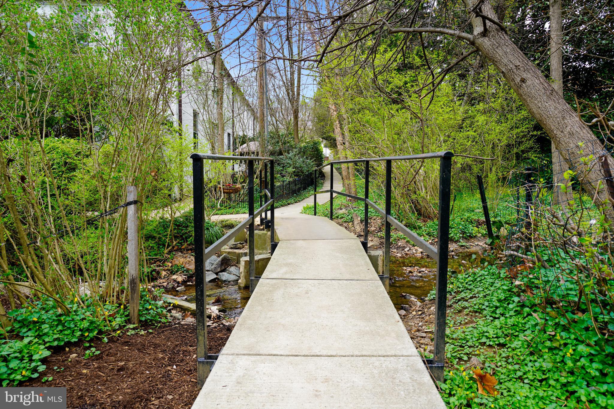 5203 Falls Road, Unit 22 Baltimore, MD 21210 - Photo 11 of 39 Walkway through property