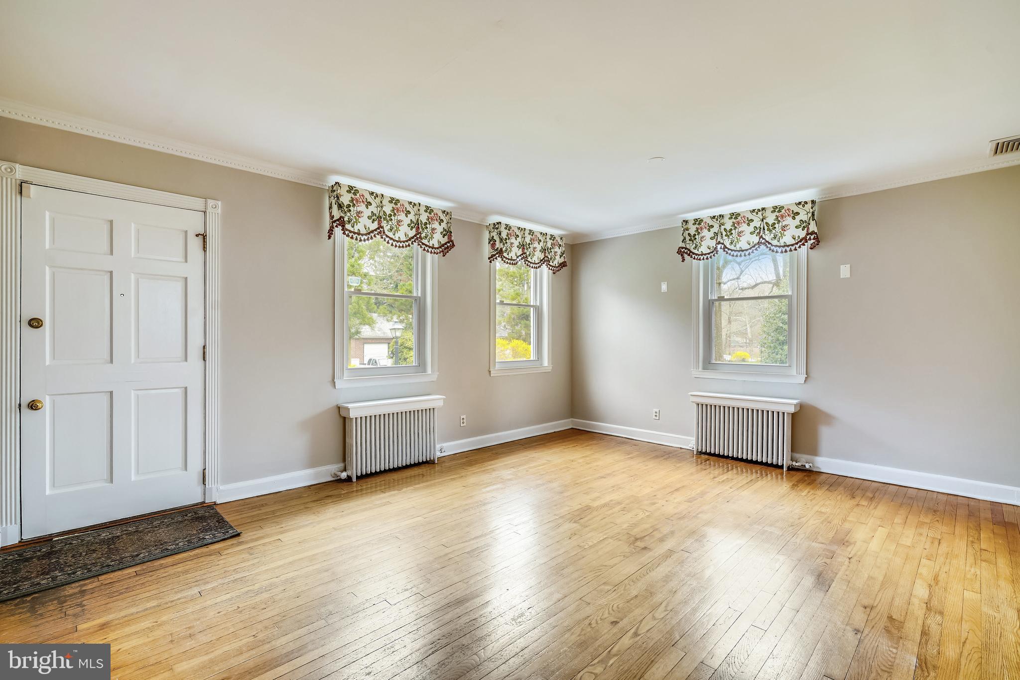 5203 Falls Road, Unit 22 Baltimore, MD 21210 - Photo 13 of 39 Living Room