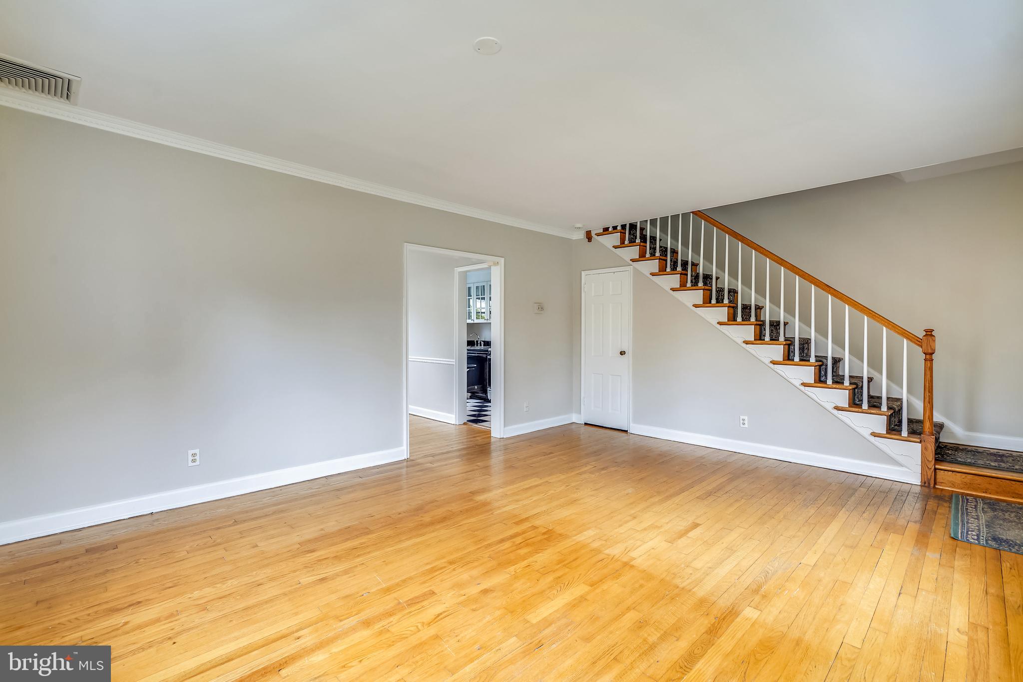 5203 Falls Road, Unit 22 Baltimore, MD 21210 - Photo 15 of 39 Living Room
