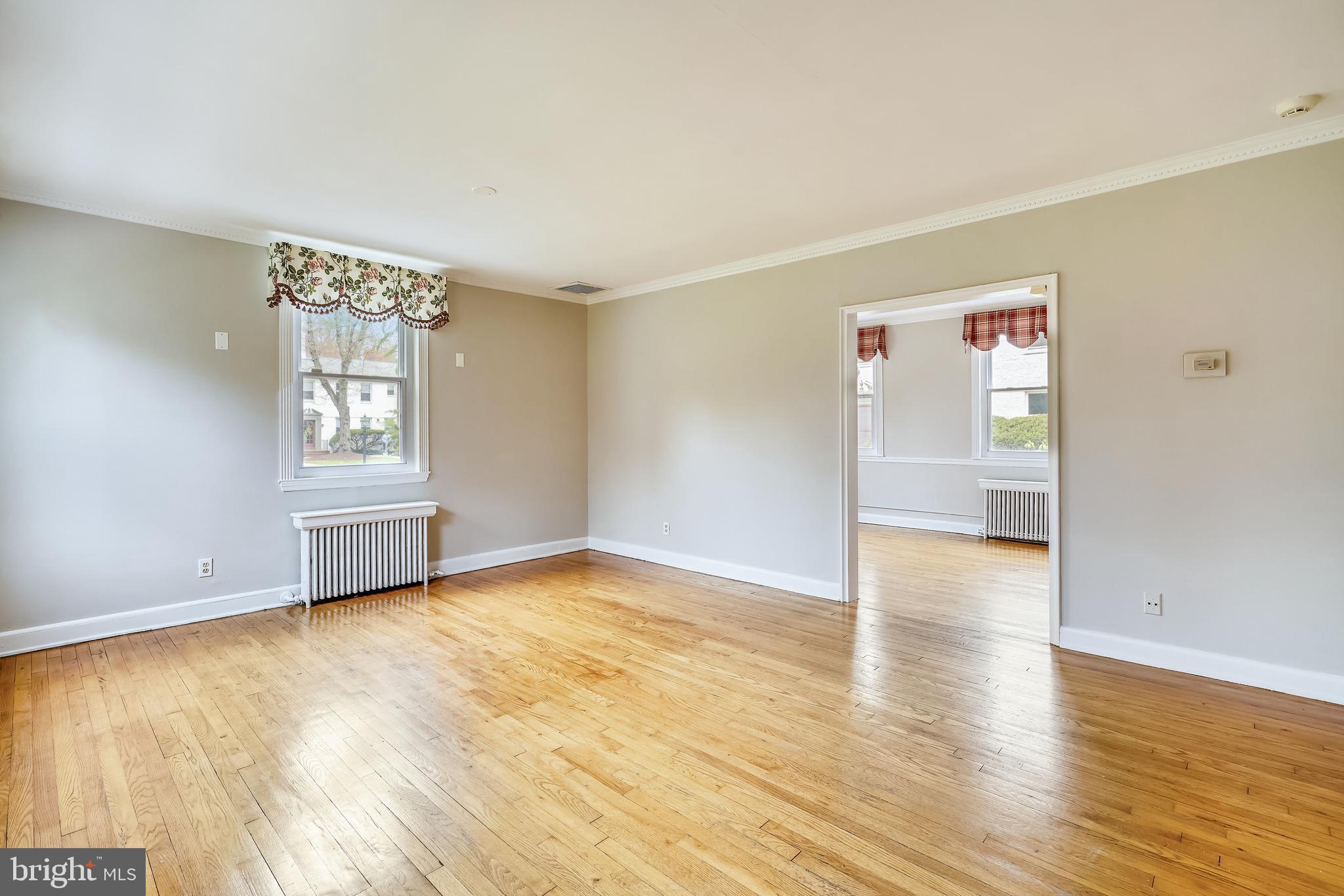5203 Falls Road, Unit 22 Baltimore, MD 21210 - Photo 18 of 39 Living Room