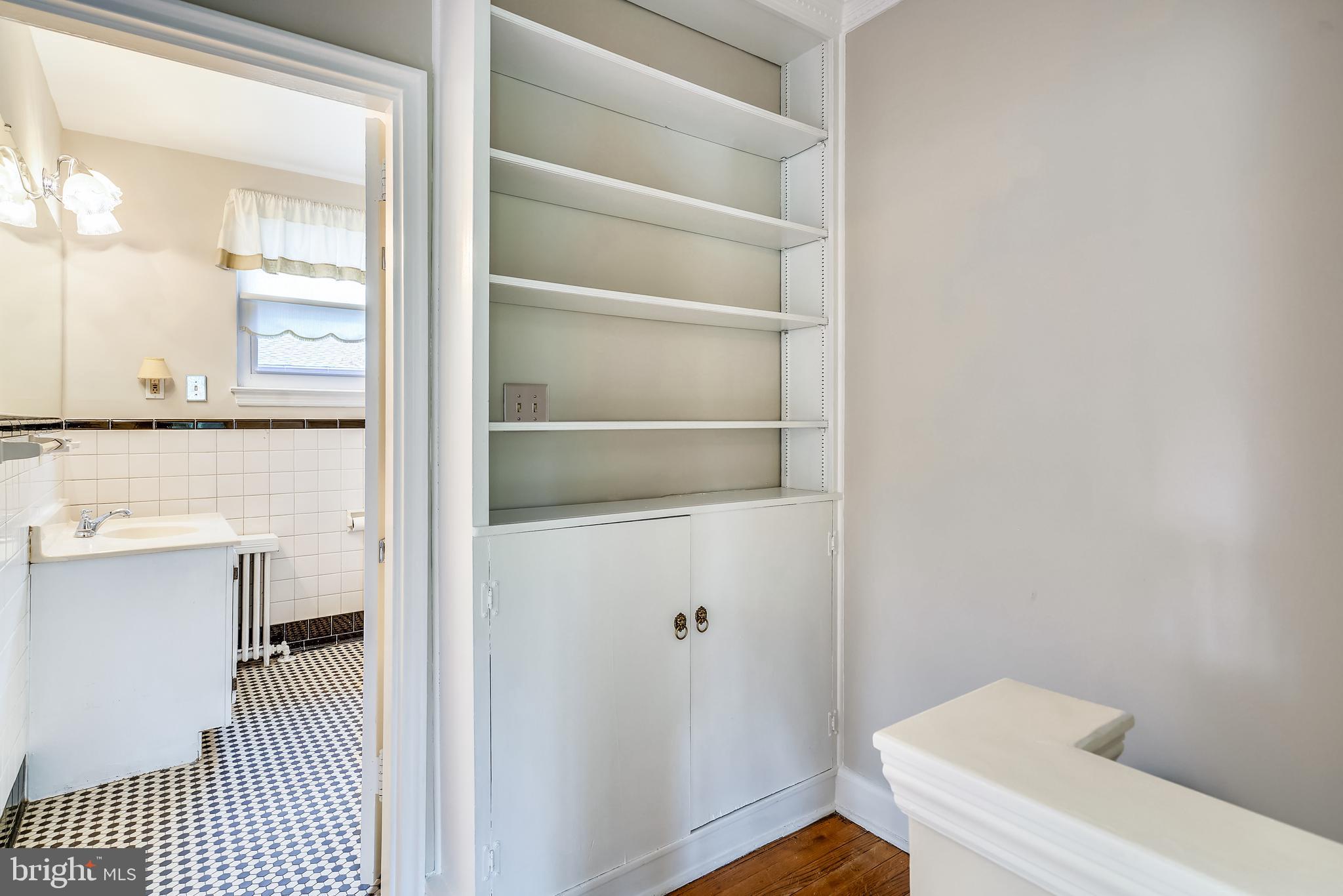 5203 Falls Road, Unit 22 Baltimore, MD 21210 - Photo 26 of 39 Upper hall w/ built-ins