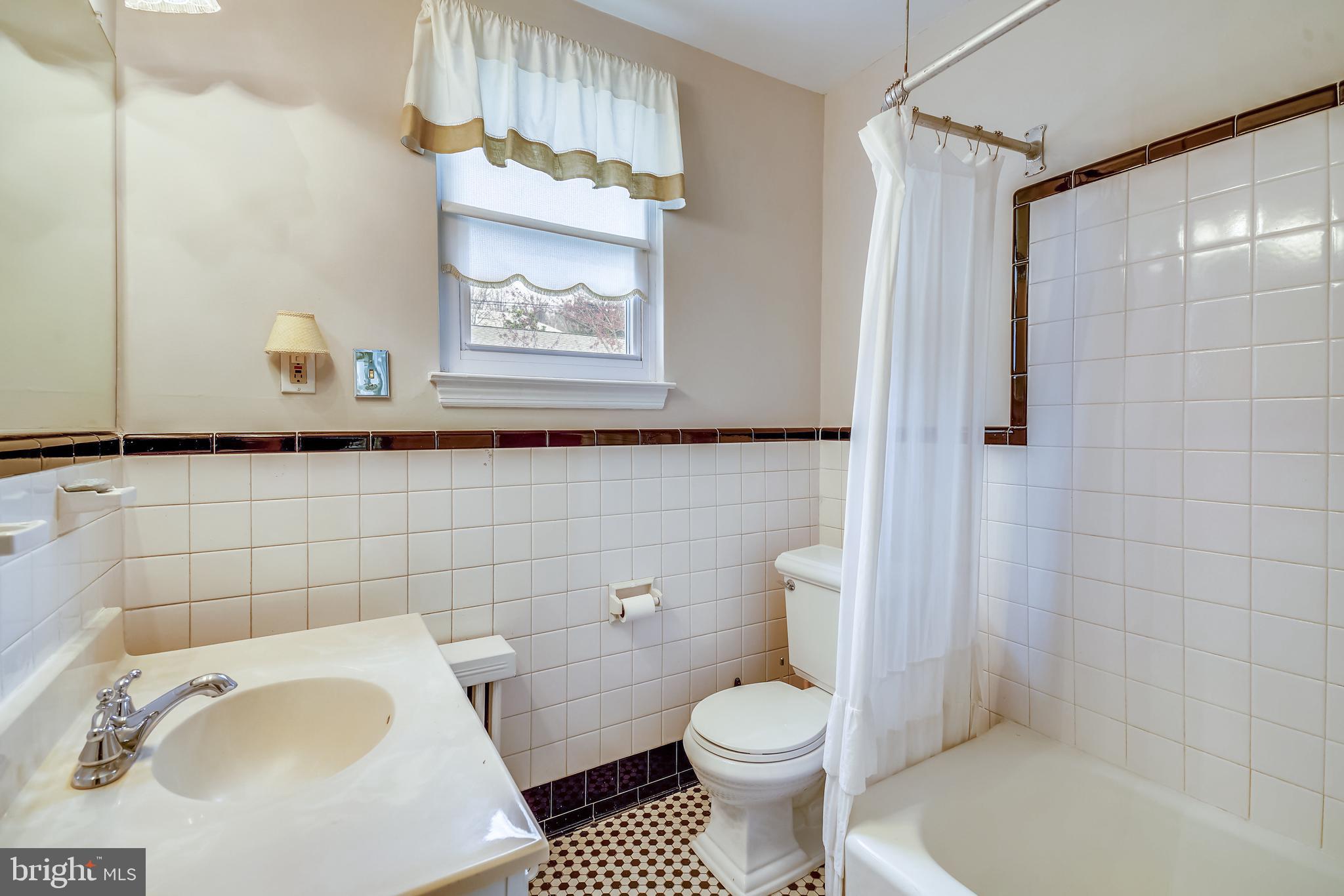 5203 Falls Road, Unit 22 Baltimore, MD 21210 - Photo 27 of 39 hall Bathroom