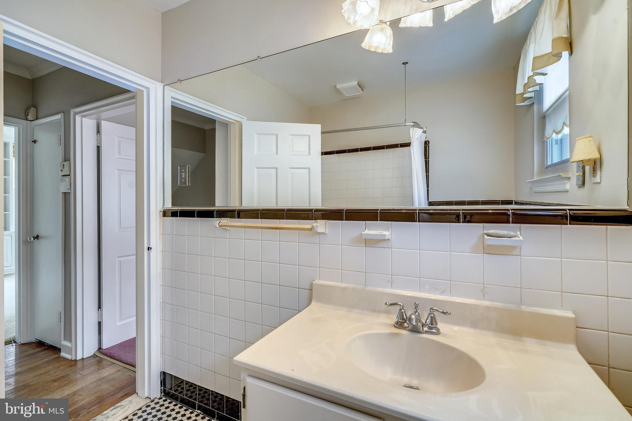 5203 Falls Road, Unit 22 Baltimore, MD 21210 - Photo 28 of 39 Hall Bathroom w/ tub/shower combo