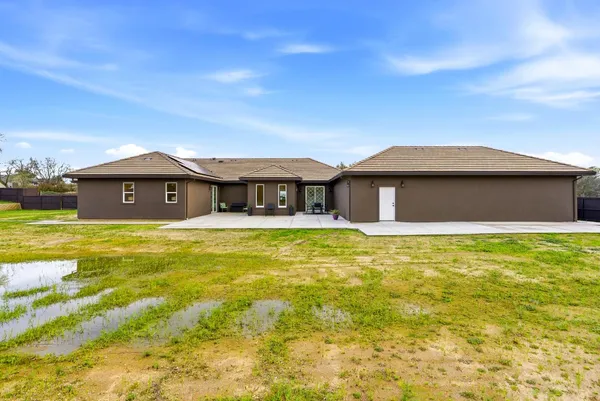 a large kitchen with kitchen island a large island in it