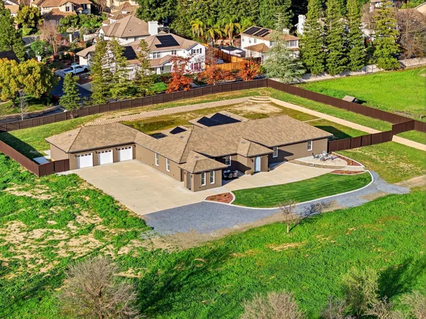 a view of a house with entryway and a yard