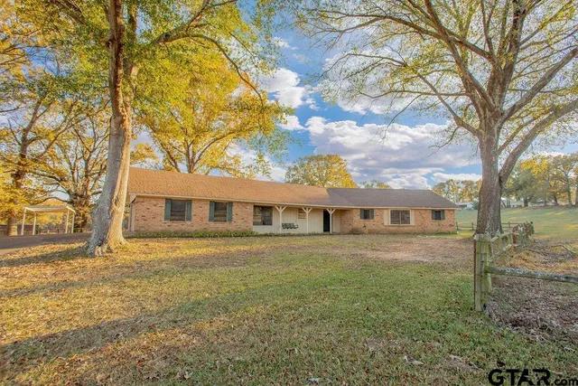 a view of a yard in front of the house