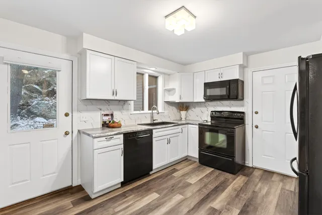 $539,000 | 18 Stoneledge Drive, Unit 18, Portland, ME 04102