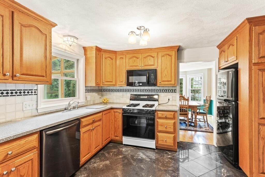 136 Dalton Road Holliston, MA 01746 - Photo 9 of 36 Gallery Image 9