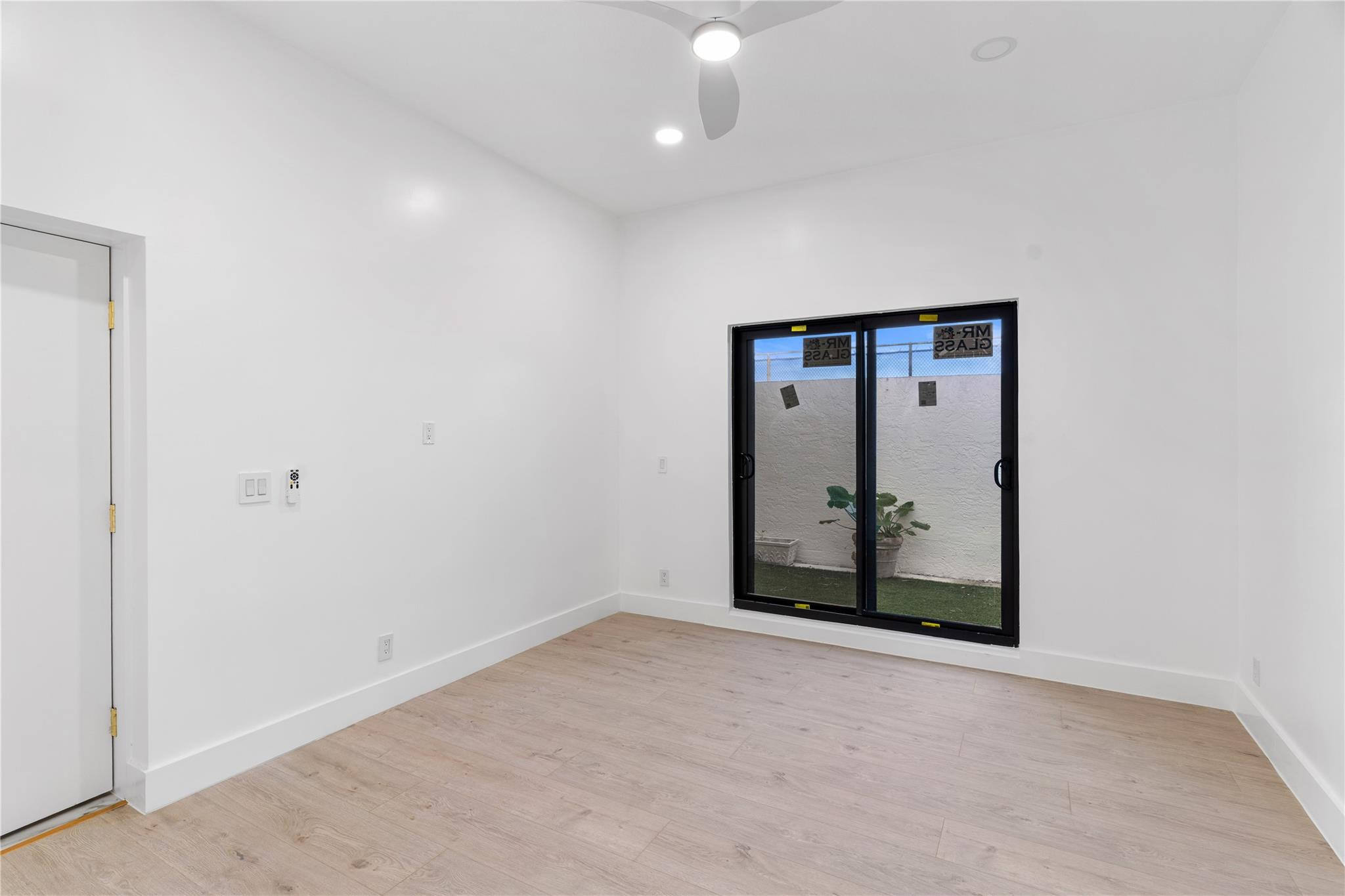 22722 El Dorado Drive Boca Raton, FL 33433 - Photo 35 of 50 an empty room with mirror