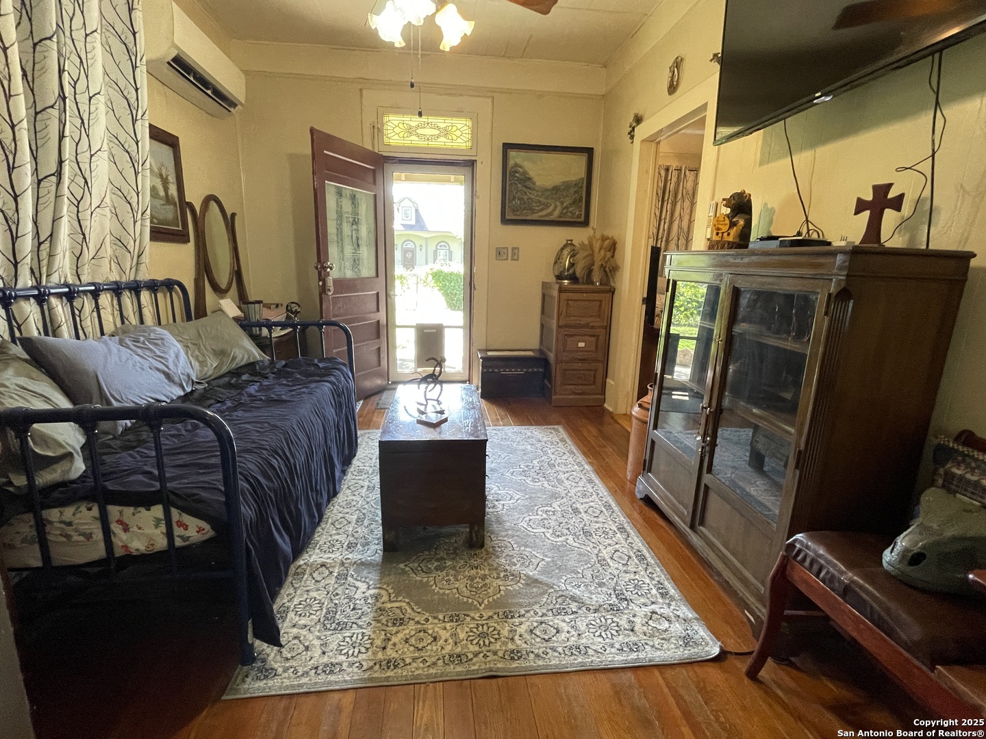 601 Berlin Street Castroville, TX 78009 - Photo 4 of 17 a living room with furniture