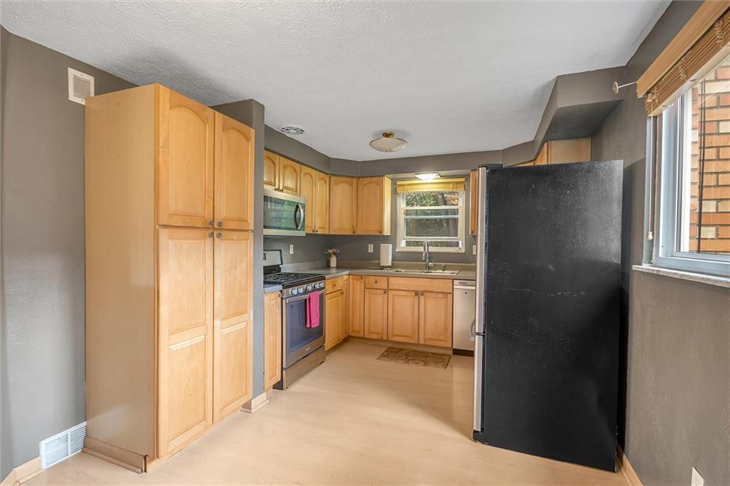 83 Bellview Circle McKees Rocks, PA 15136 - Photo 3 of 14 Gallery Image 3