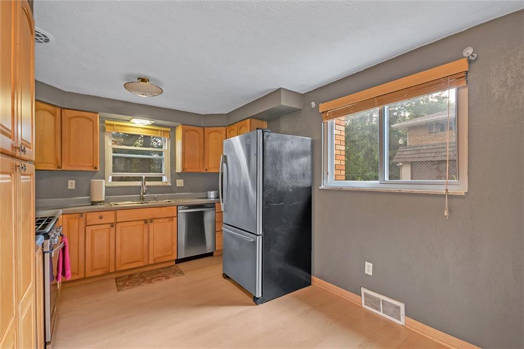 83 Bellview Circle McKees Rocks, PA 15136 - Photo 4 of 14 Gallery Image 4