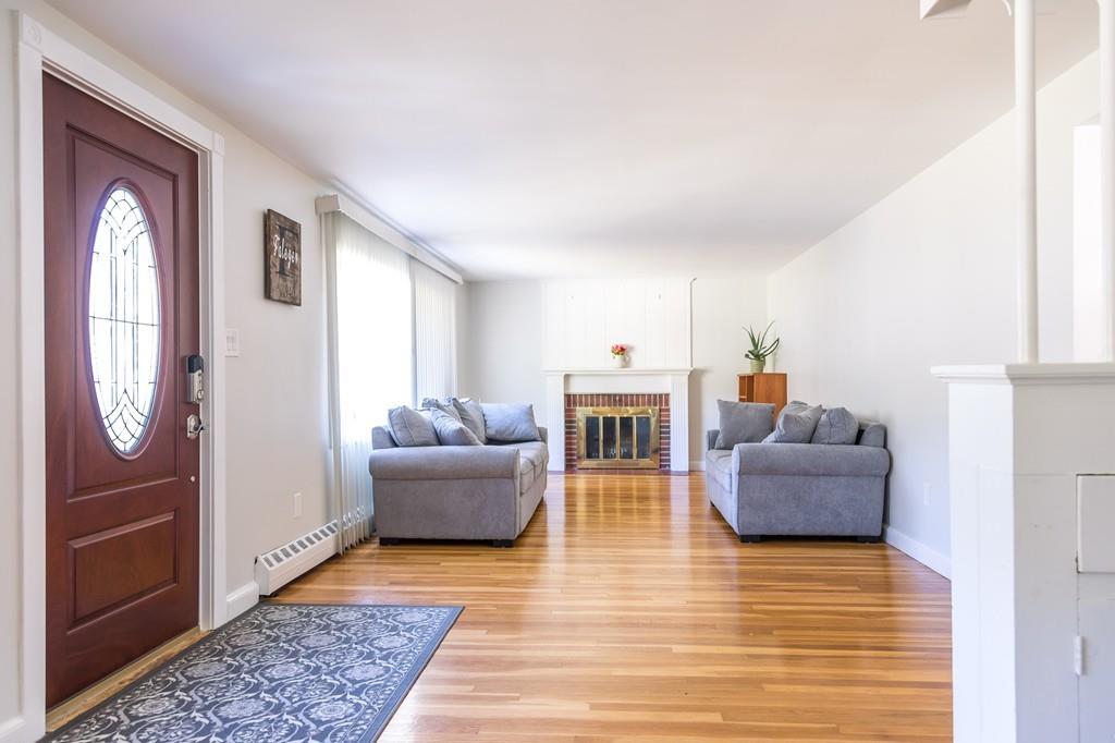 8 East Huckleberry Road Lynnfield, MA 01940 - Photo 3 of 40 Gallery Image 3