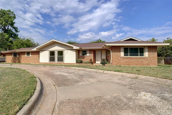 $359,000 | 900 Roberts Street, Bowie, TX 76230