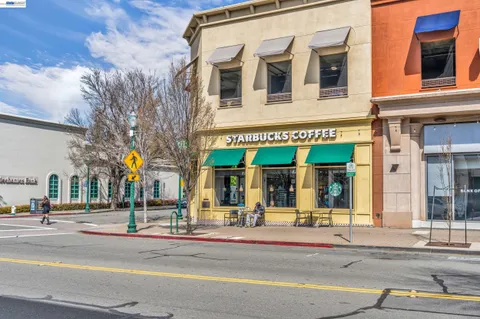a picture of a table and chair