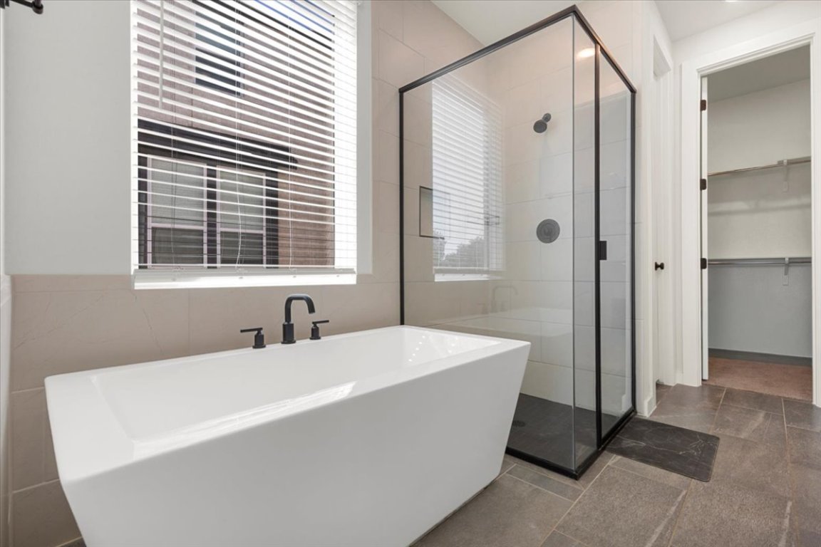 1020 Highcrest Georgetown, TX 78628 - Photo 19 of 39 a bathroom with a bathtub and a sink