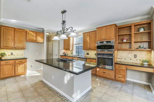 $750,000 | 62 North Goldenvine Circle, Spring, TX 77382