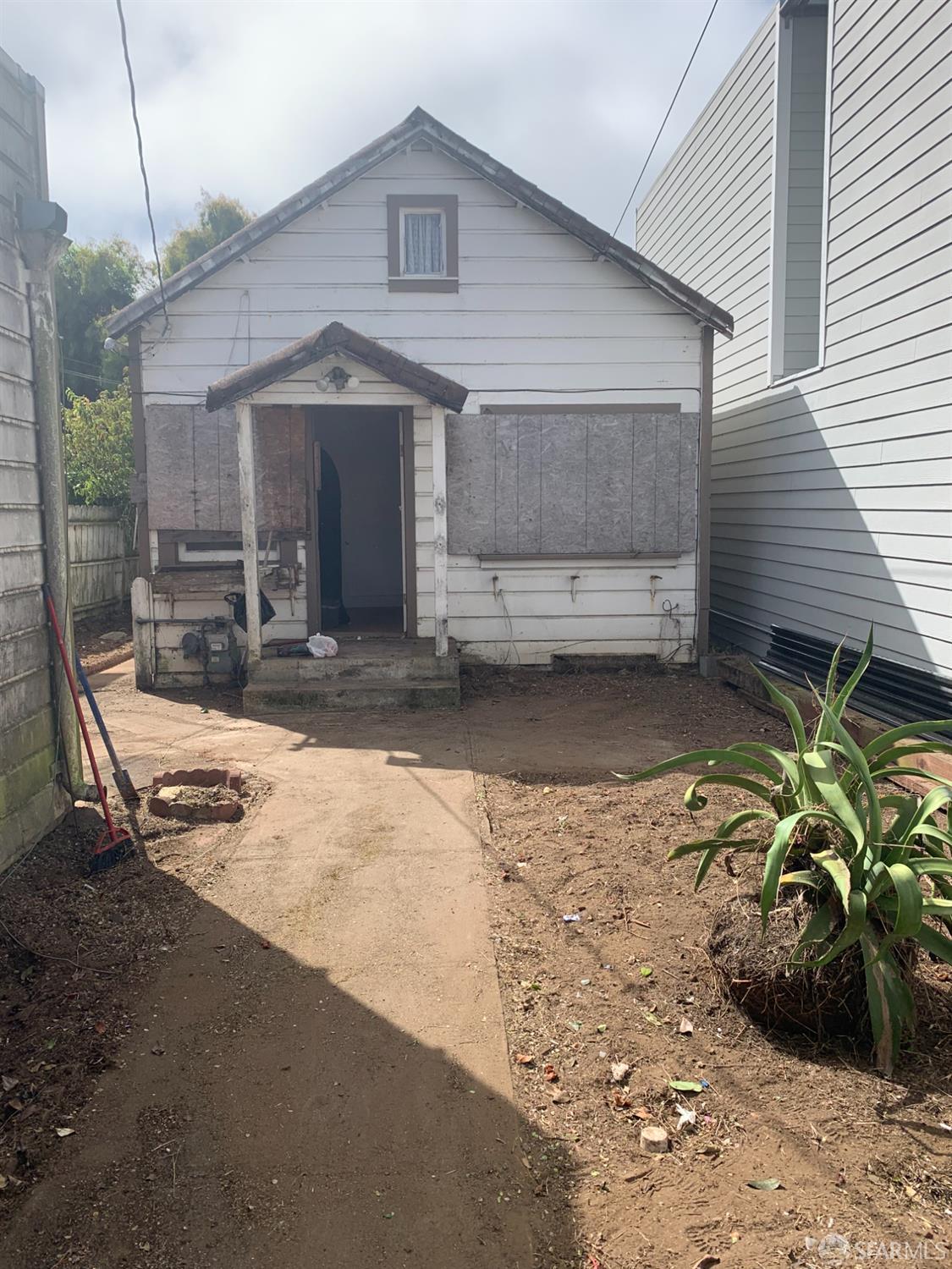 271 Granada Avenue San Francisco, CA 94112 - Photo 4 of 12 a view of a house with a yard