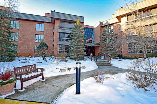$425,000 | 7250 Lewis Ridge Parkway, Unit 102, Edina, MN 55439