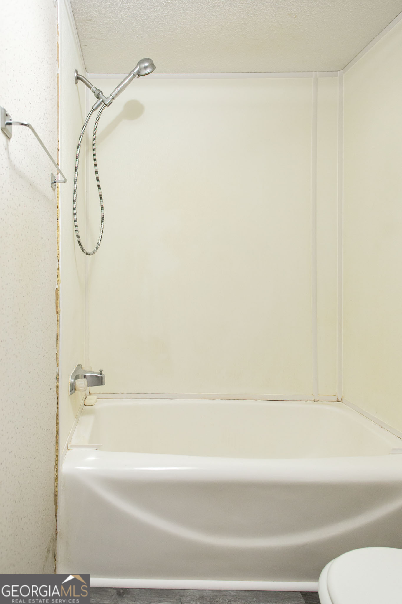 6005 Chancey Road Patterson, GA 31557 - Photo 15 of 23 a bathroom with a shower and a bath tub