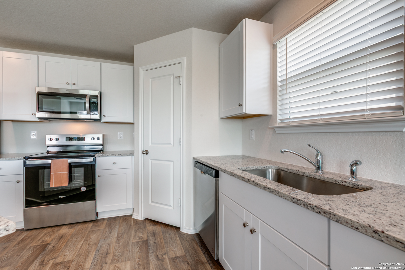 11626 Lavendale Spur San Antonio, TX 78245 - Photo 5 of 25