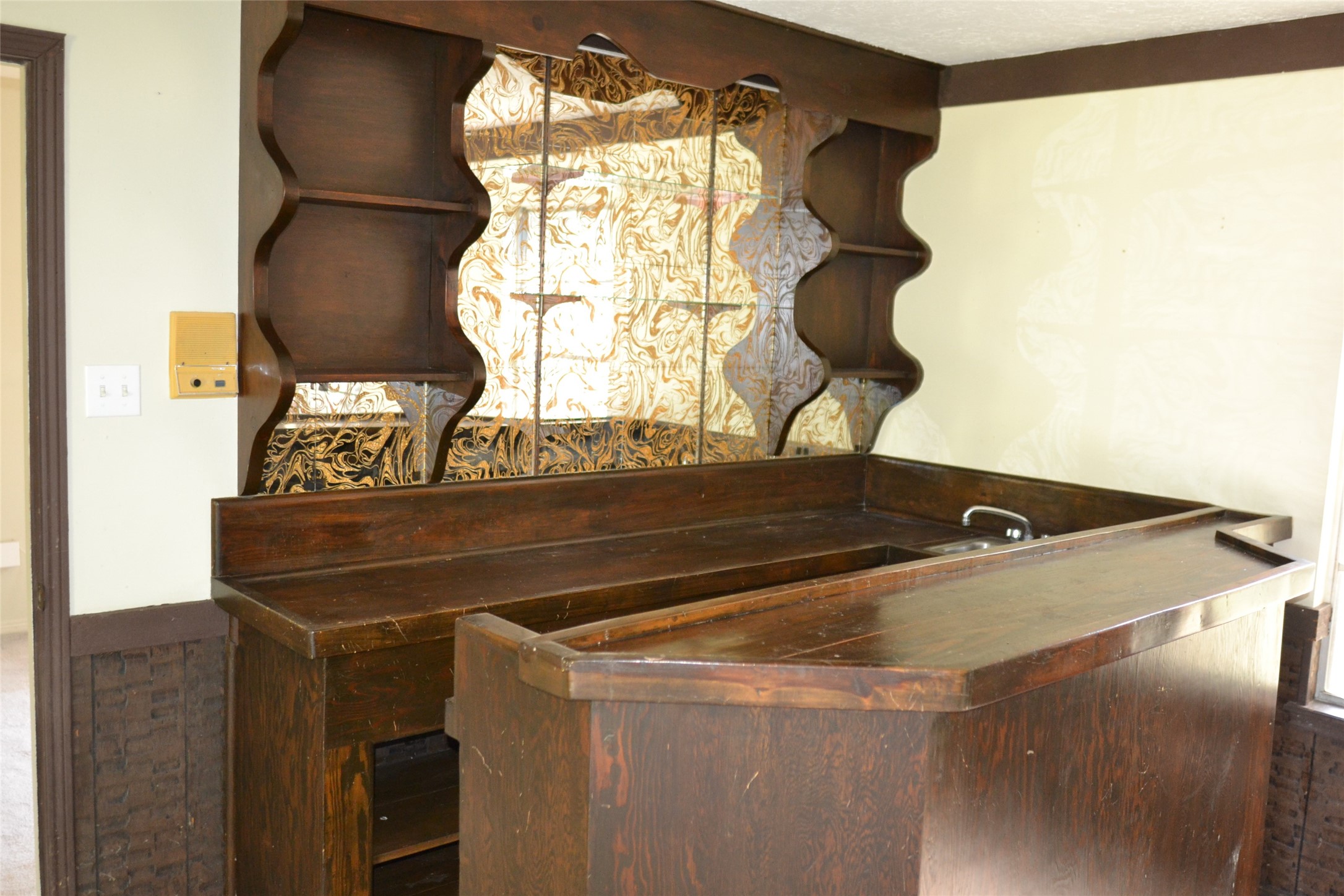 1223 Longledge Drive Seabrook, TX 77586 - Photo 31 of 49 a close view of light fixtures and a window