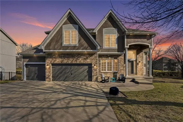 $570,000 | 9407 North Laurel Avenue, Kansas City, MO 64157