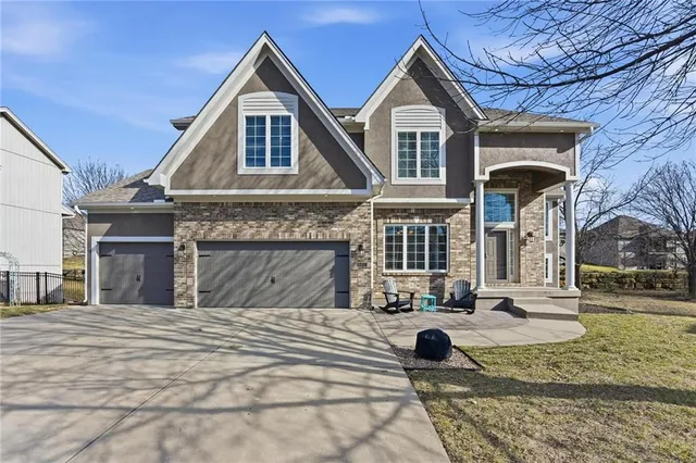 $570,000 | 9407 North Laurel Avenue, Kansas City, MO 64157