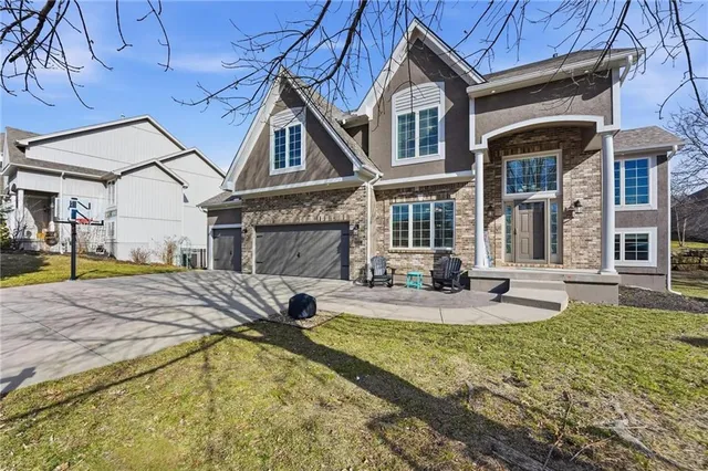 $570,000 | 9407 North Laurel Avenue, Kansas City, MO 64157