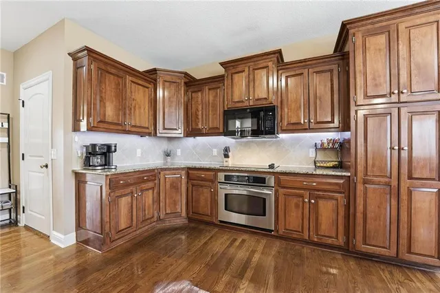 $570,000 | 9407 North Laurel Avenue, Kansas City, MO 64157