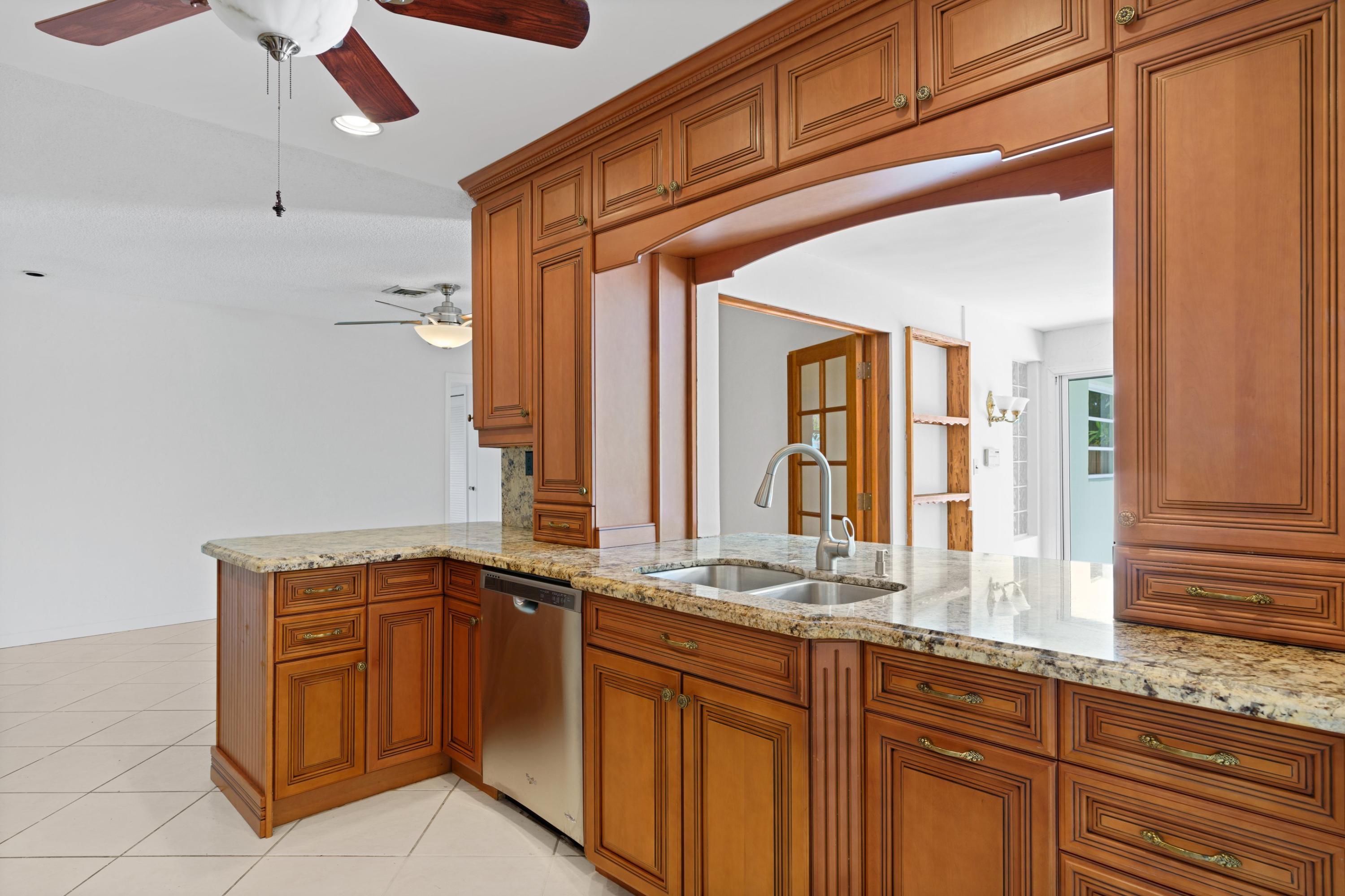 700 Southwest 9th Avenue Boca Raton, FL 33486 - Photo 5 of 29 Kitchen Bar