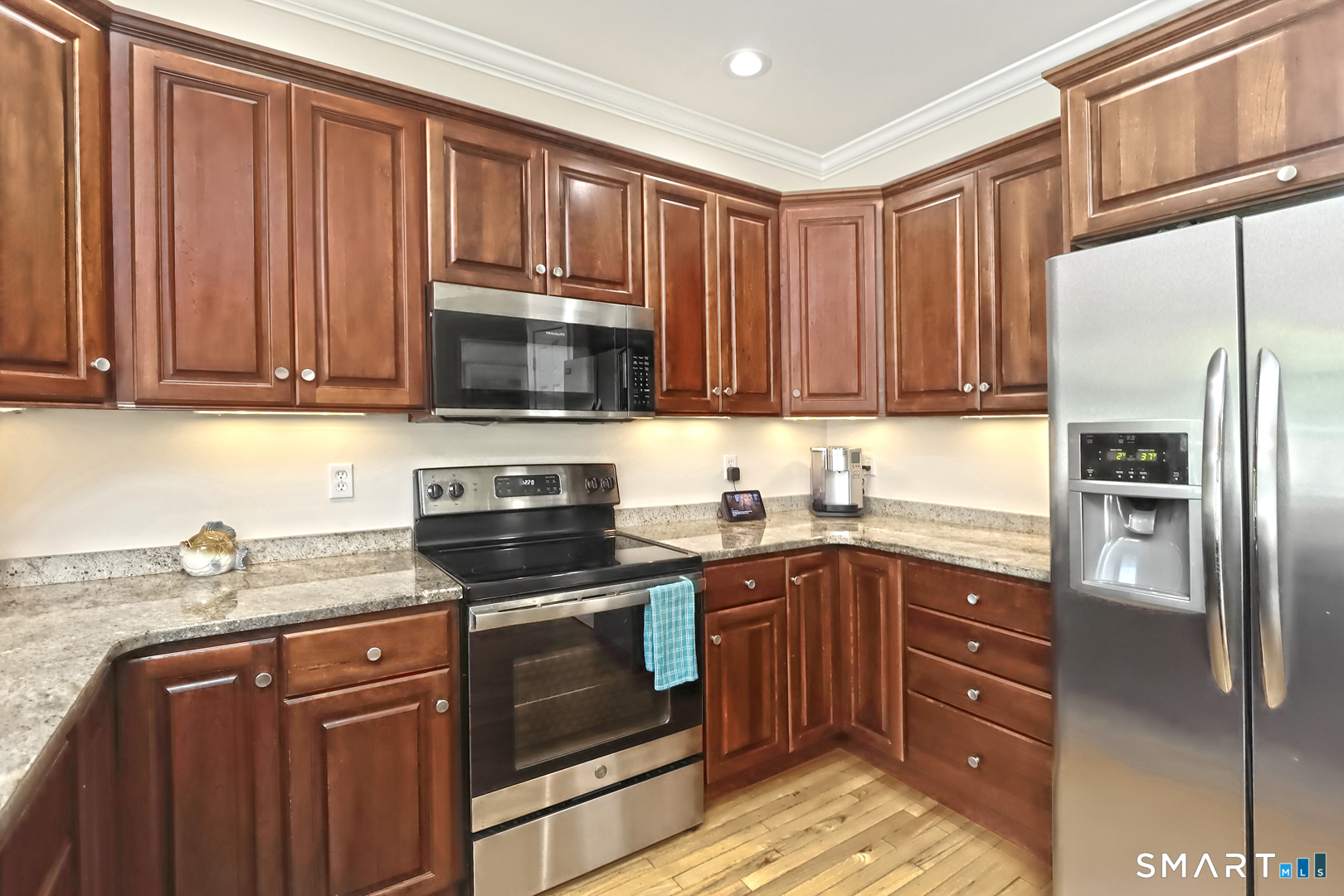 102 Lantern Court, Unit 102 Clinton, CT 06413 - Photo 17 of 36 a kitchen with a sink stove and refrigerator