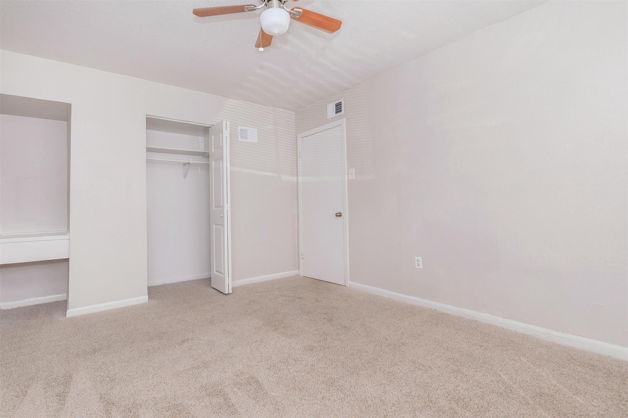 8271 Stone Street, Unit 7509 Houston, TX 77061 - Photo 4 of 21 an empty room with a ceiling fan
