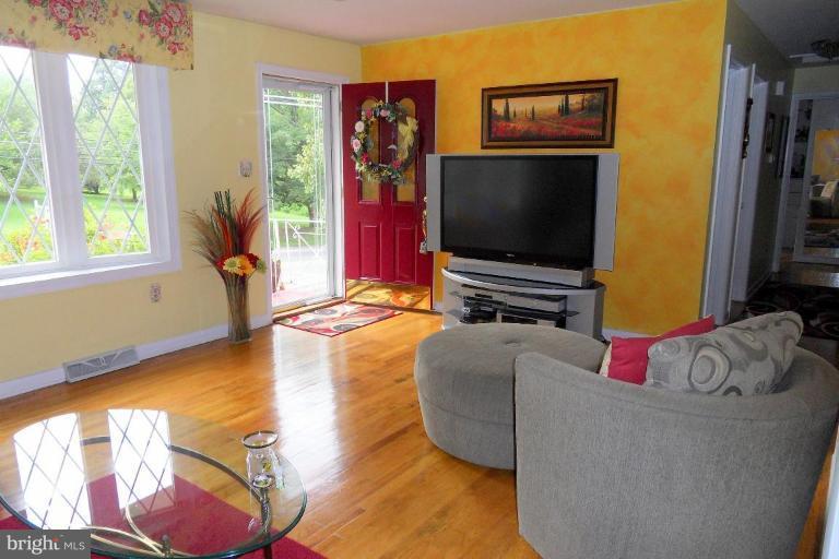 12004 Brandywine Road Clinton, MD 20735 - Photo 8 of 25 Living Room