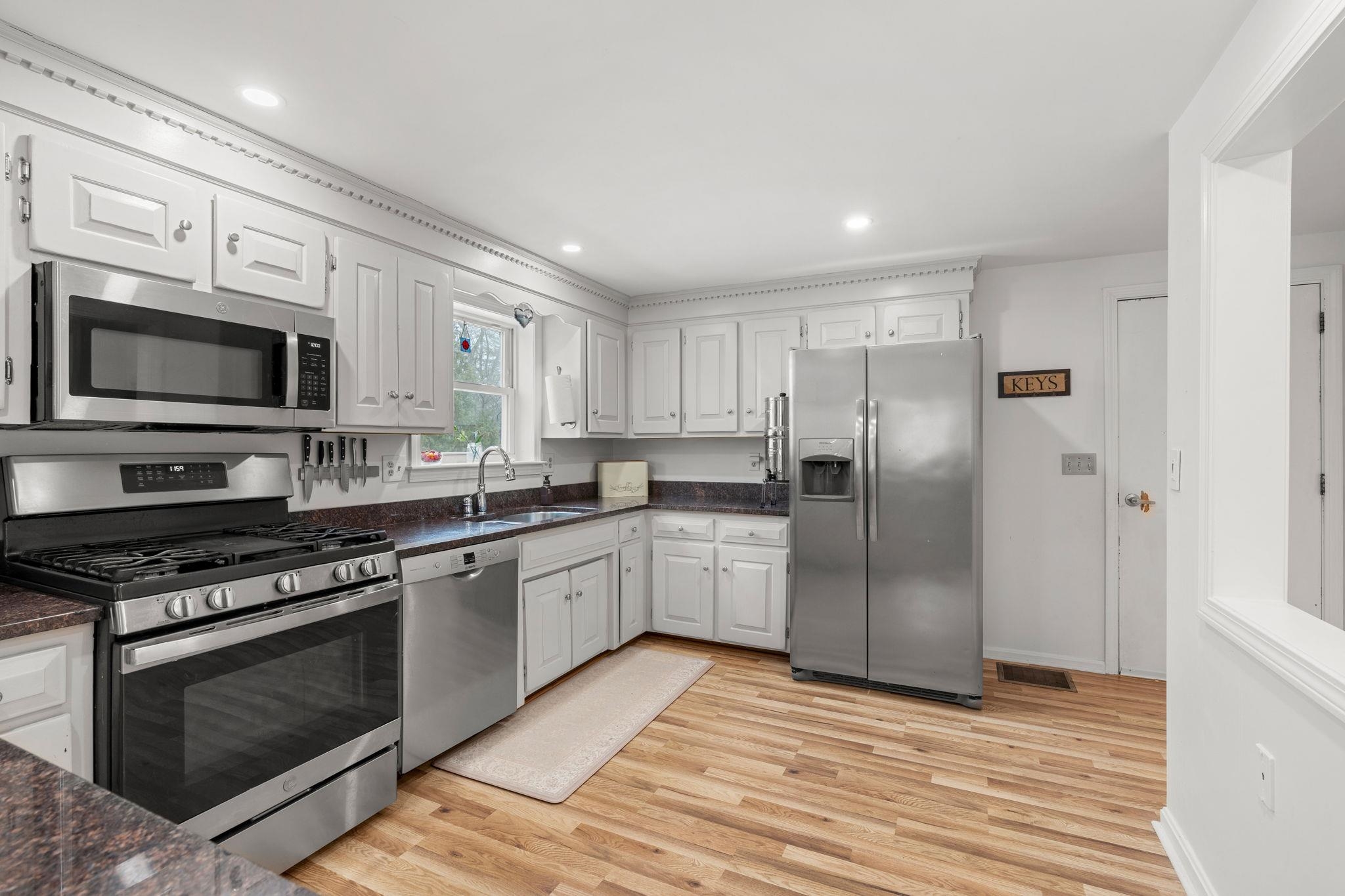 17 Custom Street Nashua, NH 03062 - Photo 8 of 42