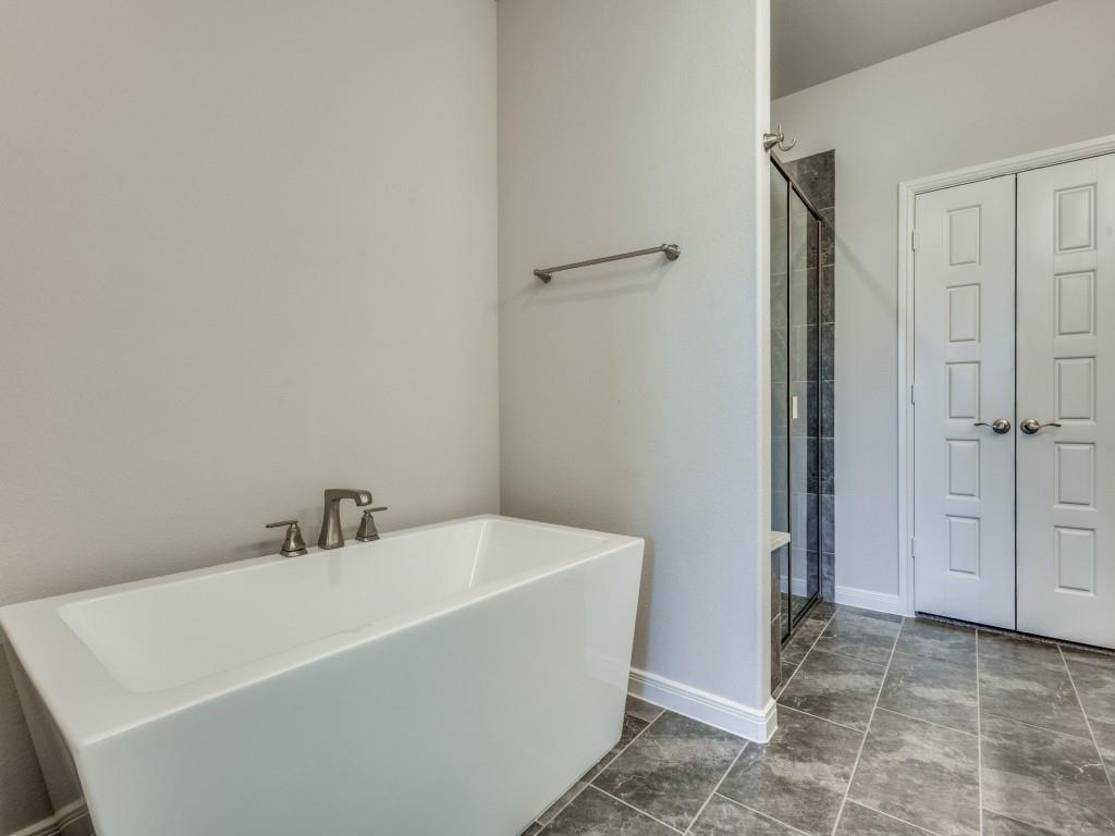 1844 Rosedale Avenue Van Alstyne, TX 75495 - Photo 11 of 24 You'll find a spacious walk in shower and relaxing free standing tub in this owner's bath.