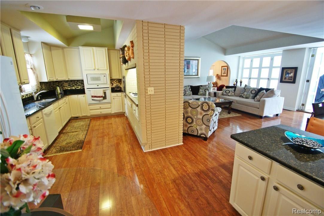 6887 Lahser Road Bloomfield Hills, MI 48301 - Photo 2 of 21 Lahser 6887 (43).JPG