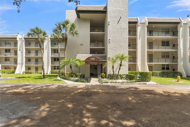 $205,000 | 9410 Poinciana Place, Unit 206, Davie, FL 33324