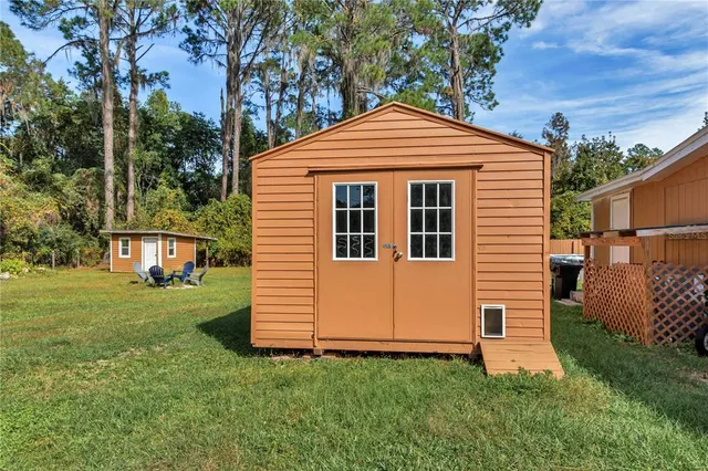 a view of a backyard