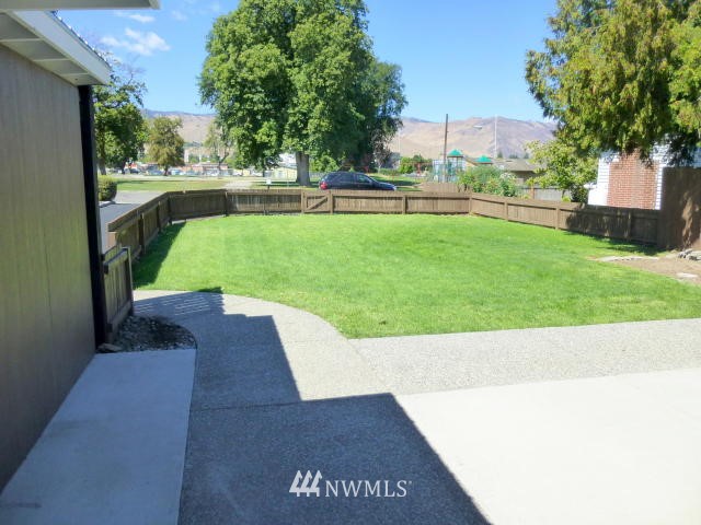 319 Fuller Street Wenatchee, WA 98801 - Photo 2 of 25