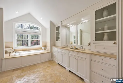 $2,395,000 | 8 Mill Glen Court, Upper Saddle River, NJ 07458