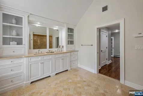 $2,395,000 | 8 Mill Glen Court, Upper Saddle River, NJ 07458