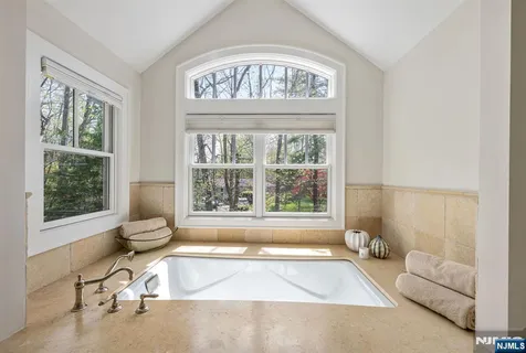 $2,395,000 | 8 Mill Glen Court, Upper Saddle River, NJ 07458