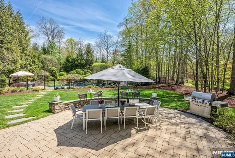 $2,395,000 | 8 Mill Glen Court, Upper Saddle River, NJ 07458